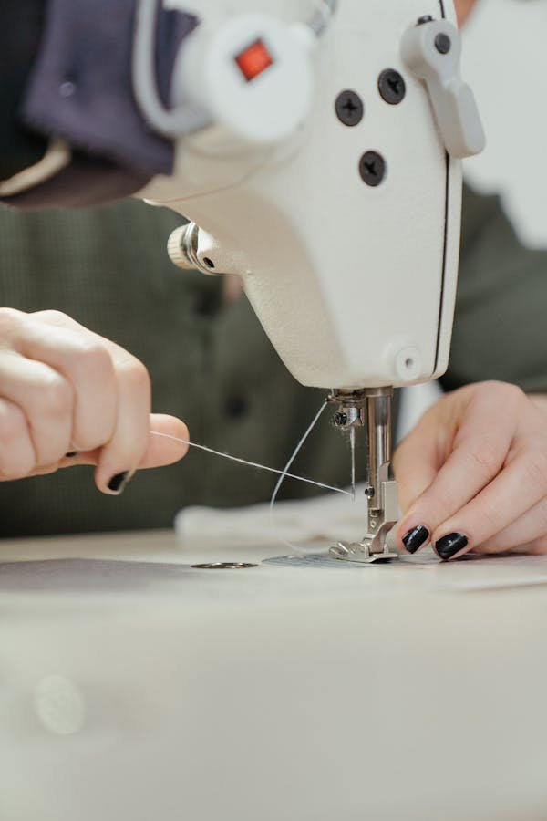 Tout savoir sur la machine à coudre surjeteuse : conseils pratiques